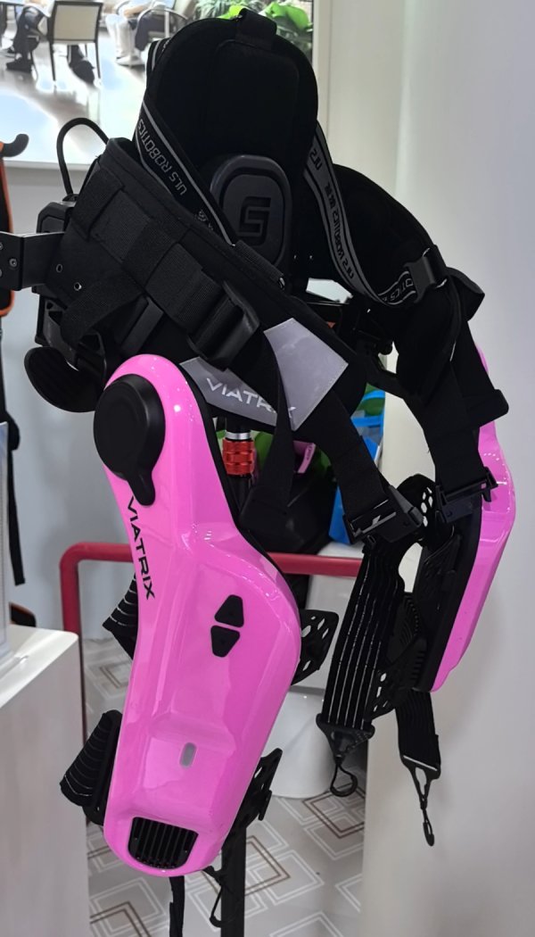 千汇网 老人爬楼不费劲、卧床能自动翻身！工博会这些“智能护工” 太懂养老需求了